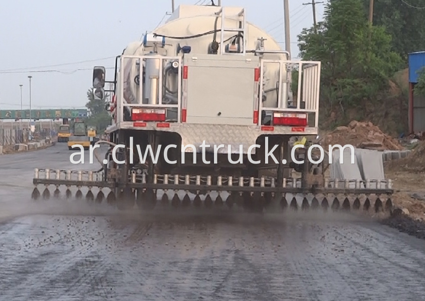 bitumen sprayer truck 4